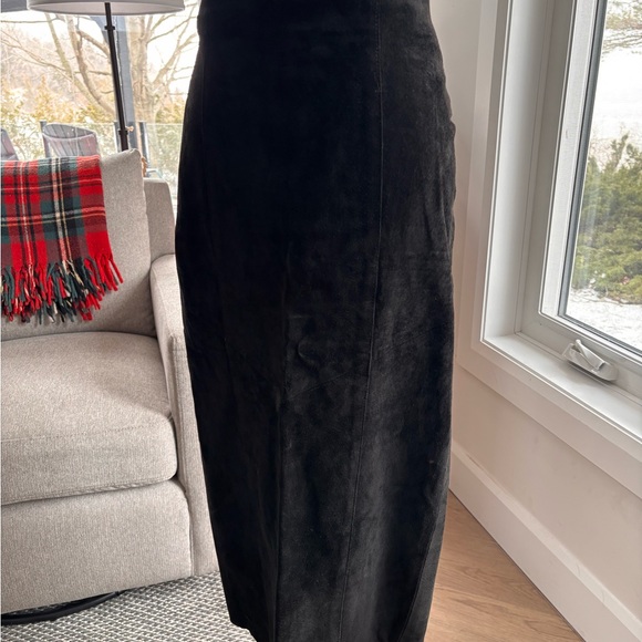 Danier Black Suede Midi Skirt 🖤 - Picture 2 of 5